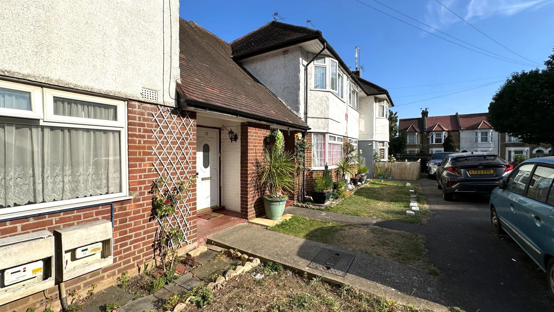 Flat Cromwell Court in Greater London