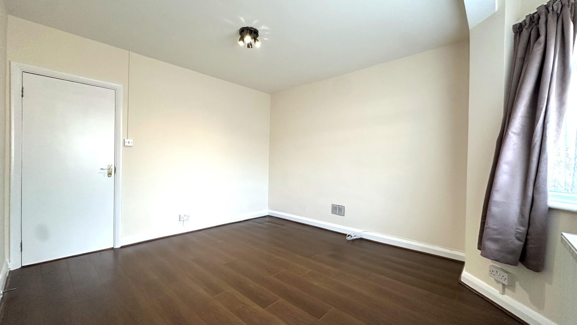 Flat Cromwell Court in Greater London