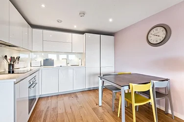 Flat Mostyn Road in Greater London