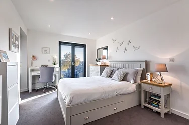 Flat Mostyn Road in Greater London