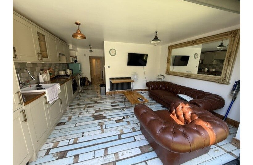 Flat Blackstock Road in Greater London