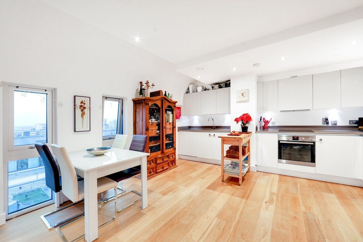 Flat Wellington Street in Greater London