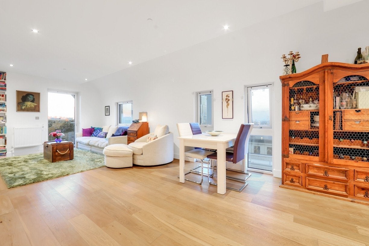 Flat Wellington Street in Greater London