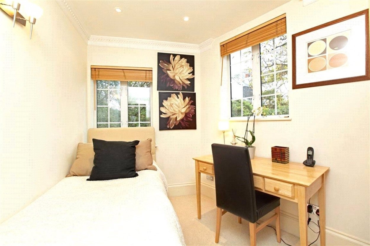 Flat The Mount in Greater London