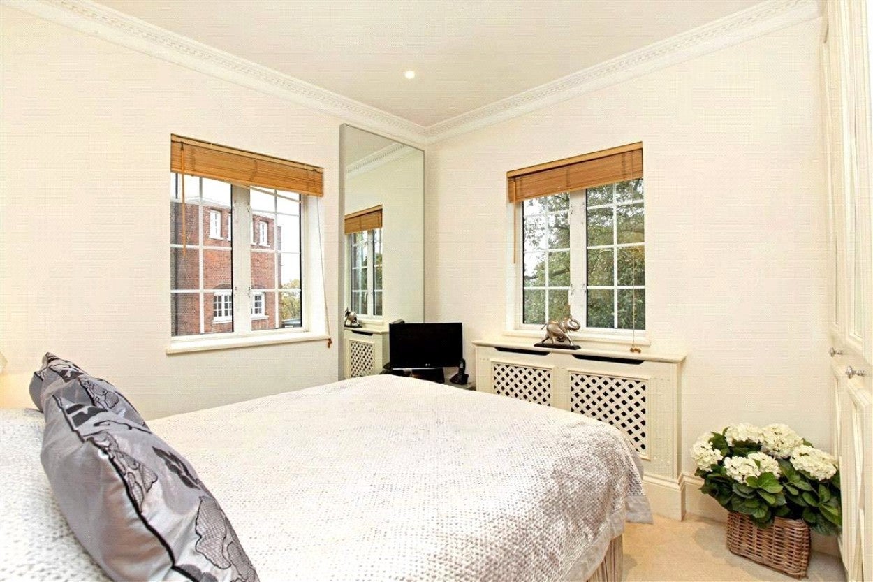 Flat The Mount in Greater London