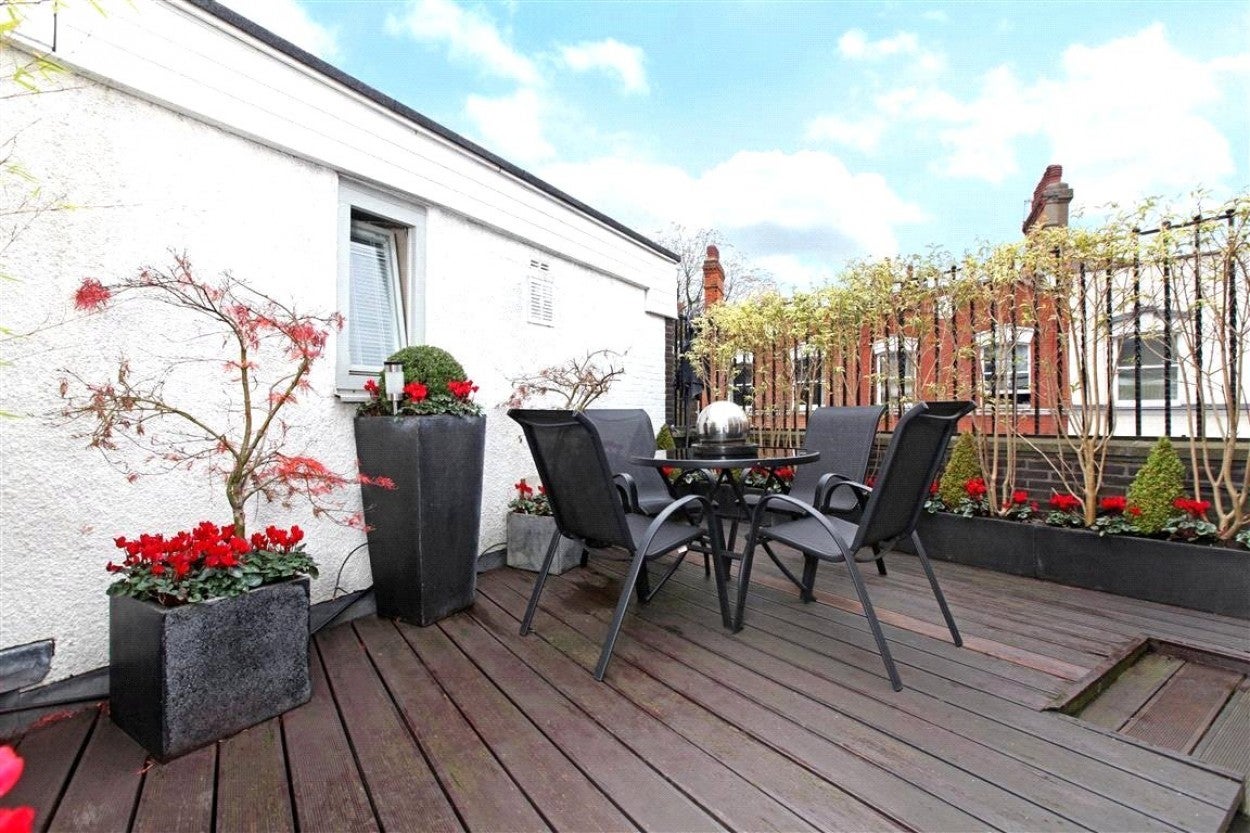 Flat The Mount in Greater London