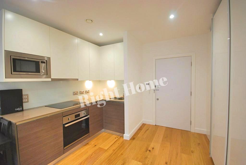 Flat Montague Road in Greater London