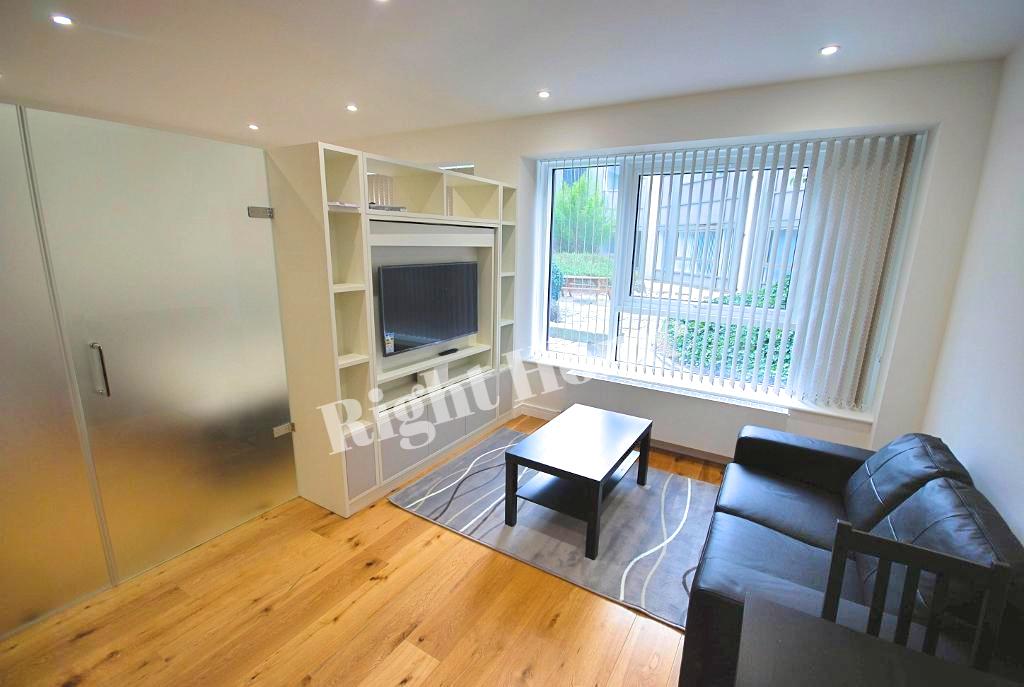 Flat Montague Road in Greater London