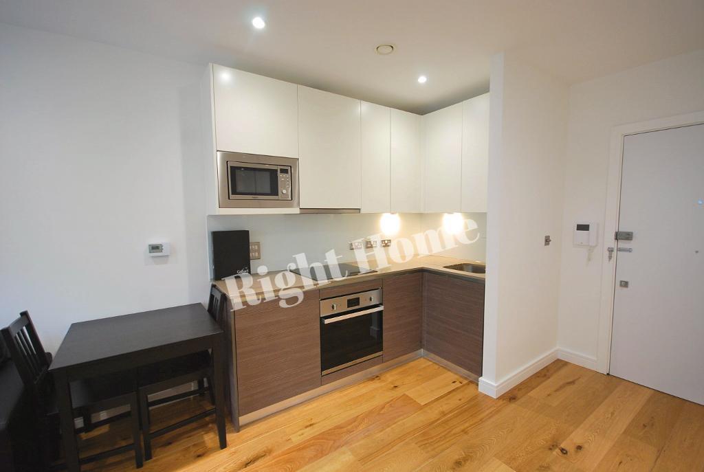 Flat Montague Road in Greater London