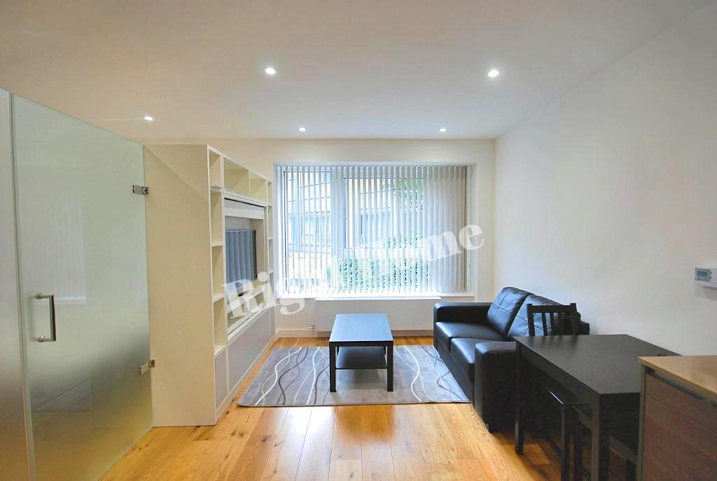 Flat Montague Road in Greater London