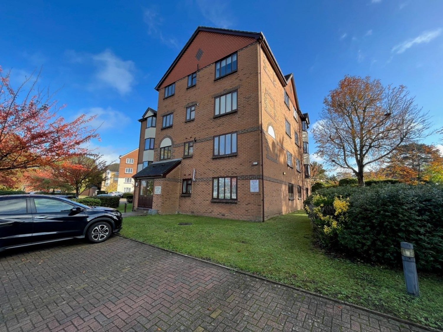 Flat Ladbroke Grove in Reigate and Banstead