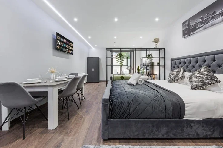 Flat Woodstock Road in Greater London