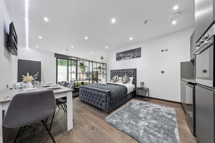 Flat Woodstock Road in Greater London