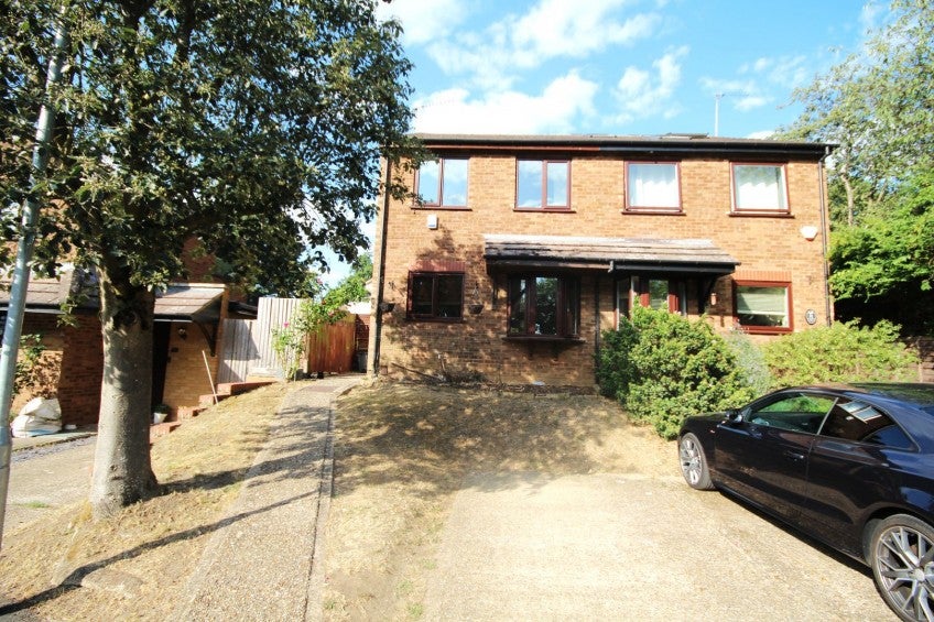 House Dovedale Close in Greater London