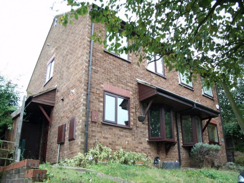 House Dovedale Close in Greater London