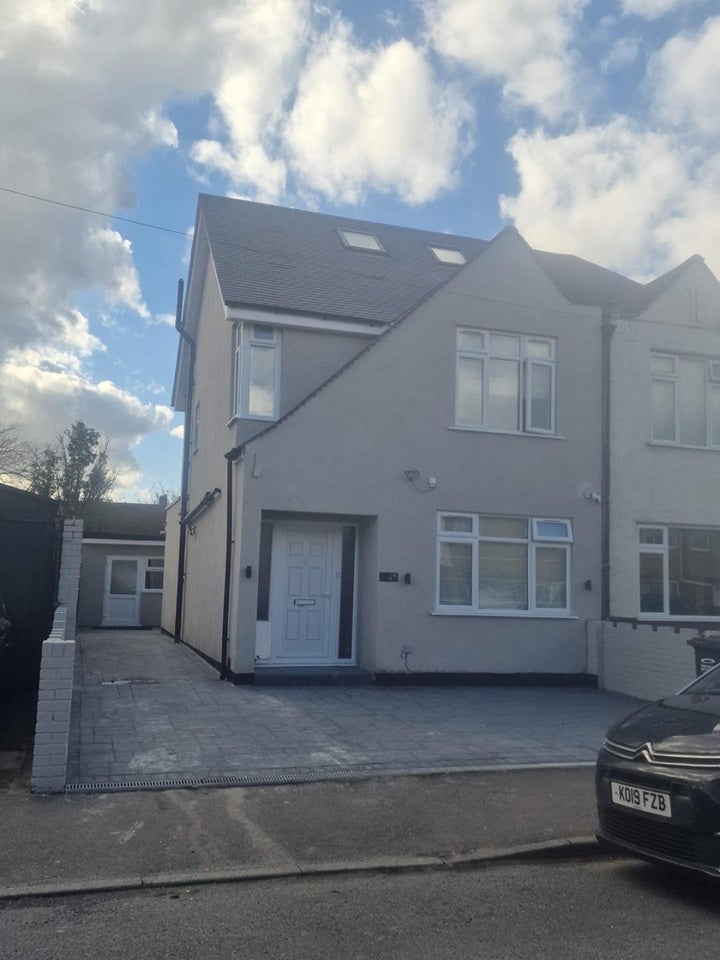 Room Mile Stone Road in Dartford