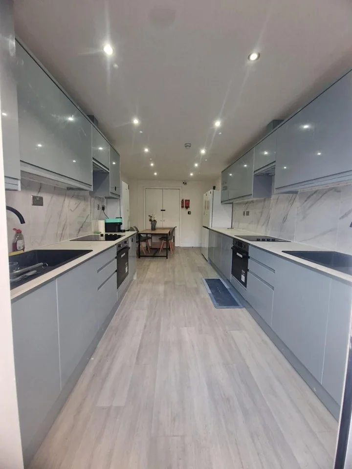 Room Mile Stone Road in Dartford
