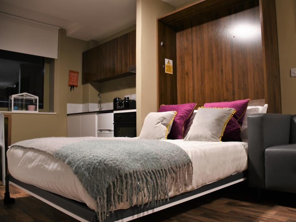 Room Pembroke Place in Liverpool