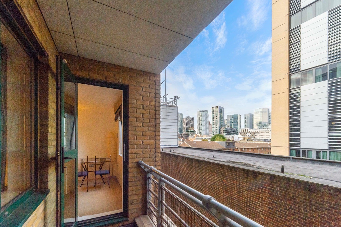 Flat Mansell Street in Greater London