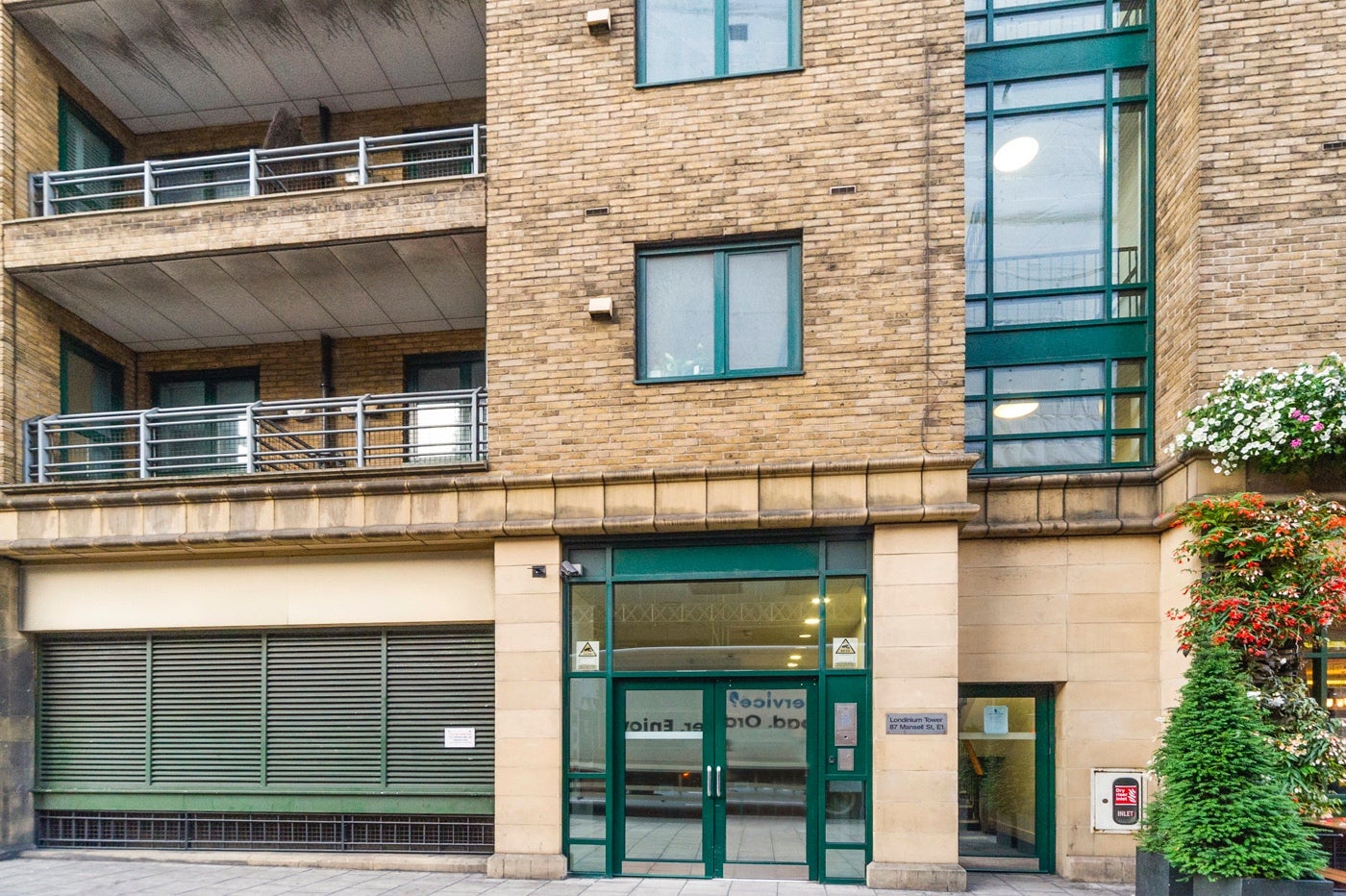 Flat Mansell Street in Greater London