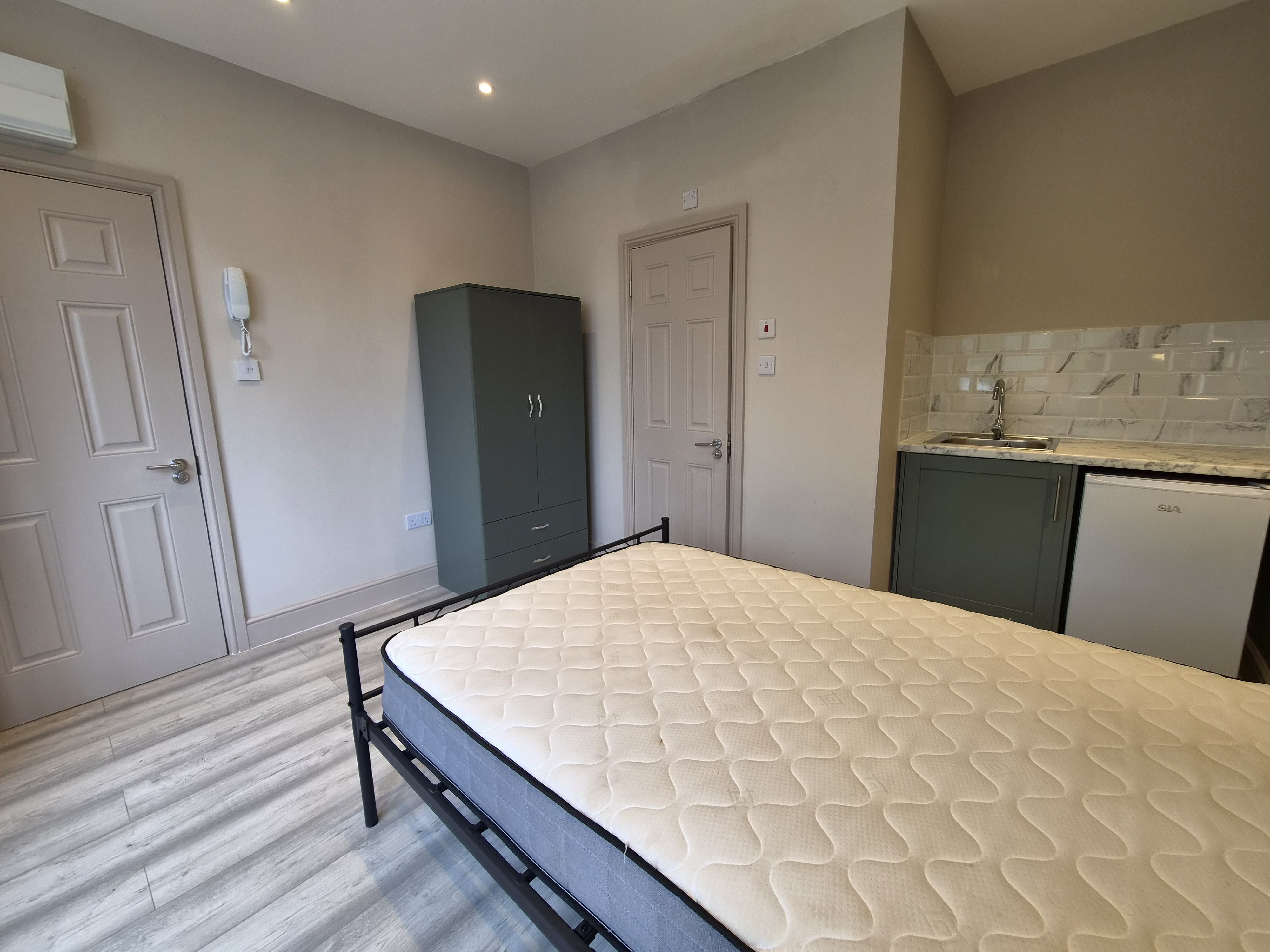 Room Rossmore Road in Poole