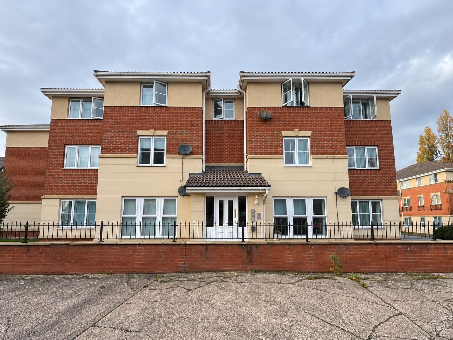 Flat Princess Gate in Sandwell