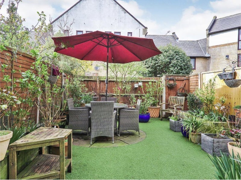 Room Dolphin Close in Greater London