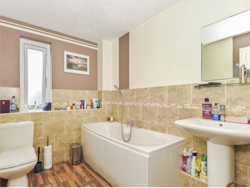 Room Dolphin Close in Greater London