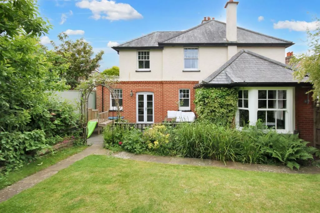 House Magazine Place in Mole Valley
