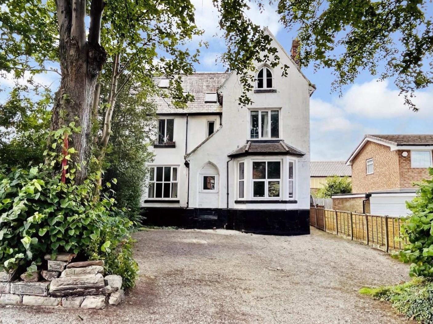 Flat Clarendon Avenue in Trafford