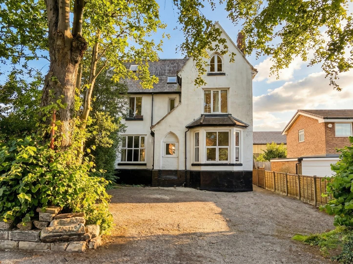 Flat Clarendon Avenue in Trafford