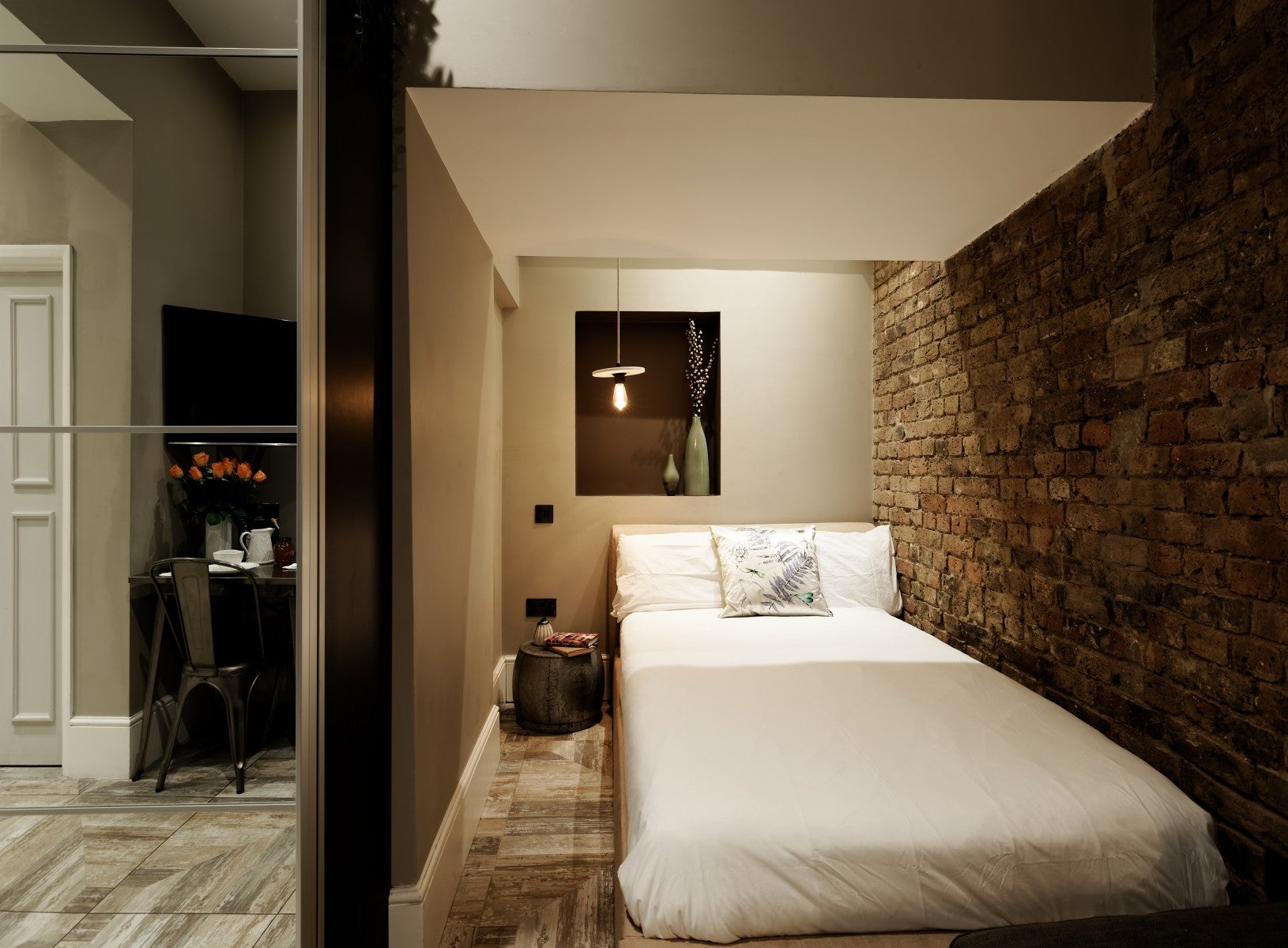 Flat Linden Gardens in Greater London