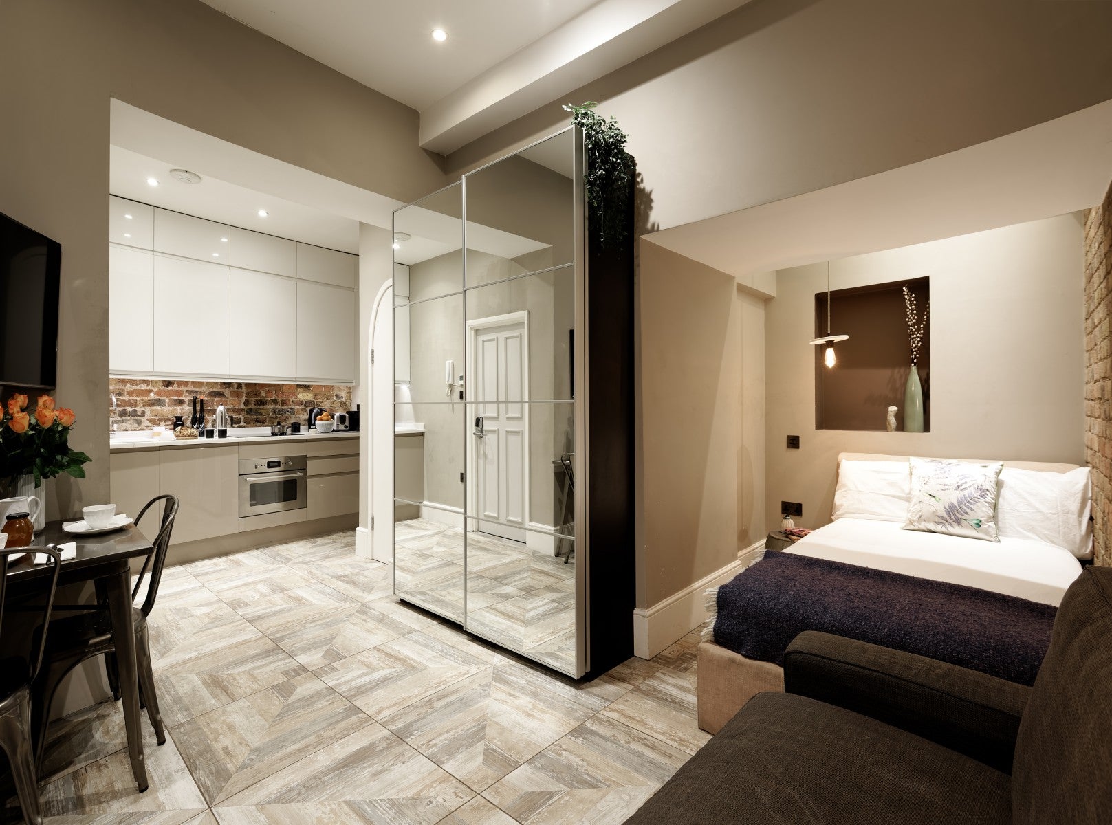 Flat Linden Gardens in Greater London