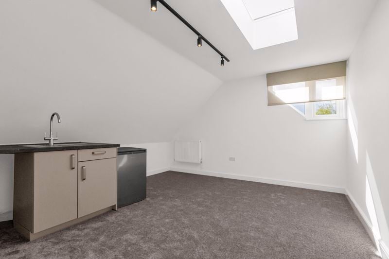 Room Mays Lane in Greater London