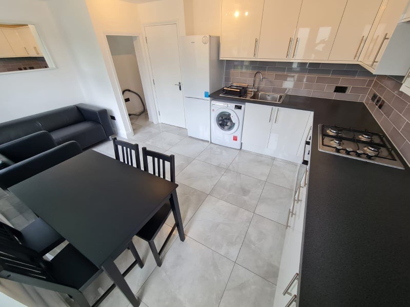 Room Winkfield Road in Greater London