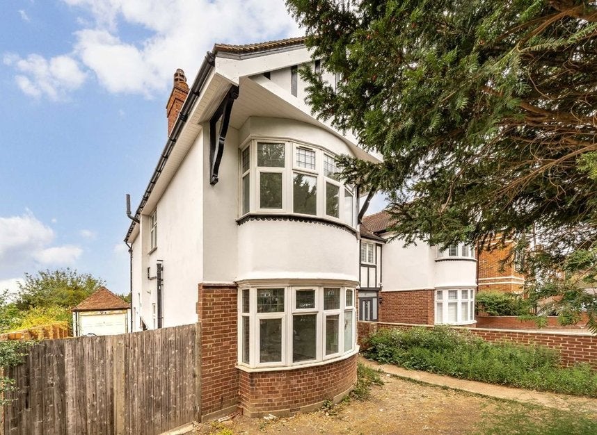 House Cleveland Road in Greater London