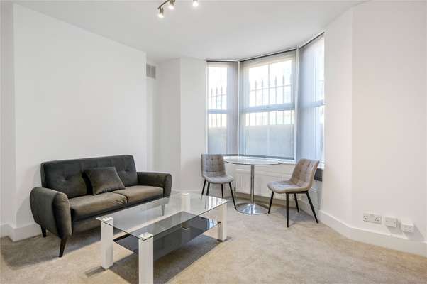 Room Temple Street in Greater London