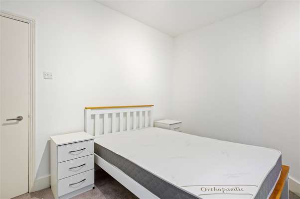 Room Temple Street in Greater London
