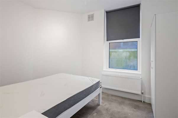 Room Temple Street in Greater London