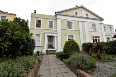 Flat Shooters Hill Road in Greater London