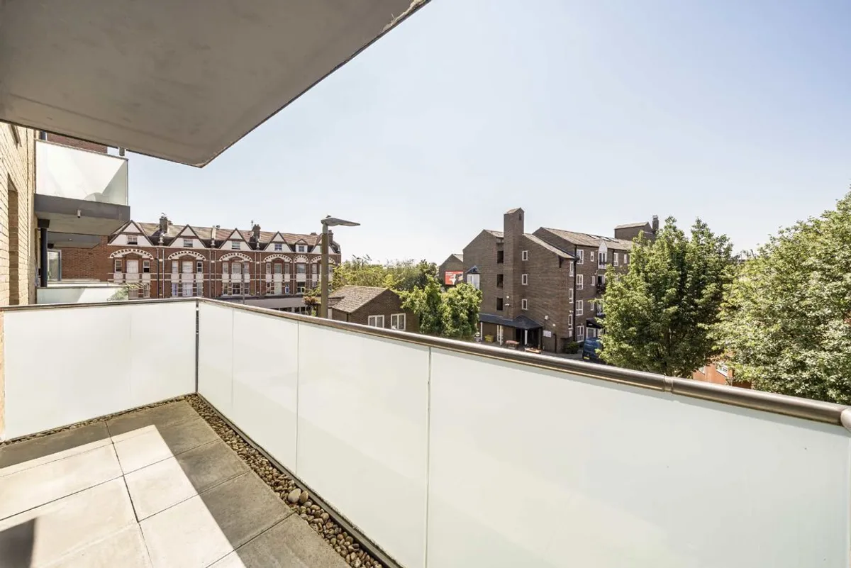 Flat Oldridge Road in Greater London