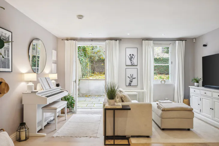 Flat Lamont Road in Greater London