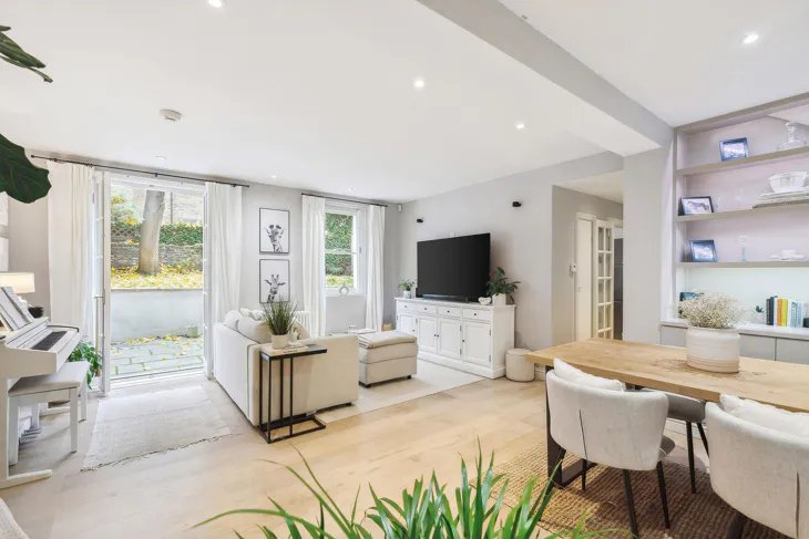 Flat Lamont Road in Greater London