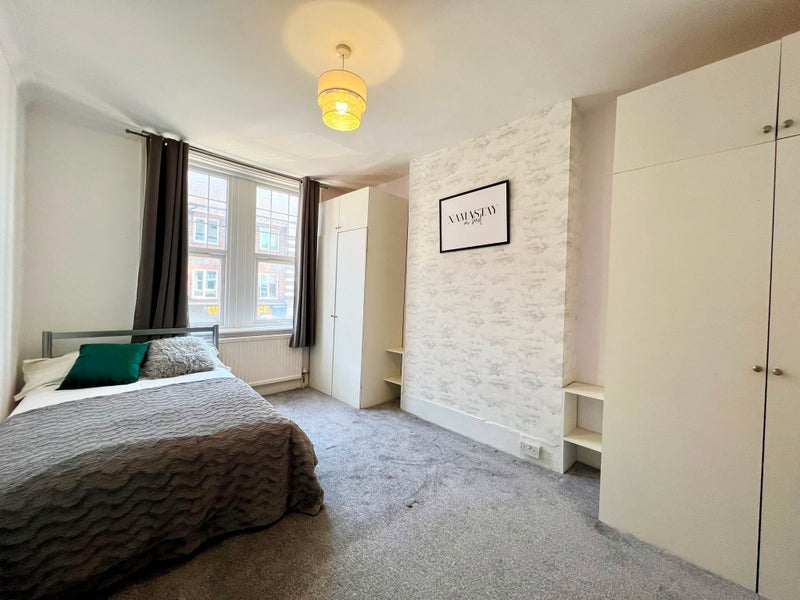 Room Long Lane in Greater London
