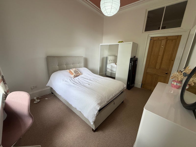 Room Walmer Crescent in Glasgow
