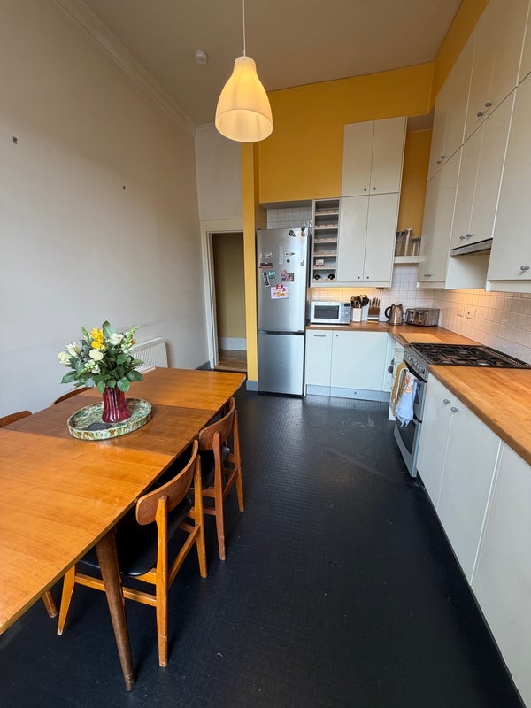 Room Walmer Crescent in Glasgow