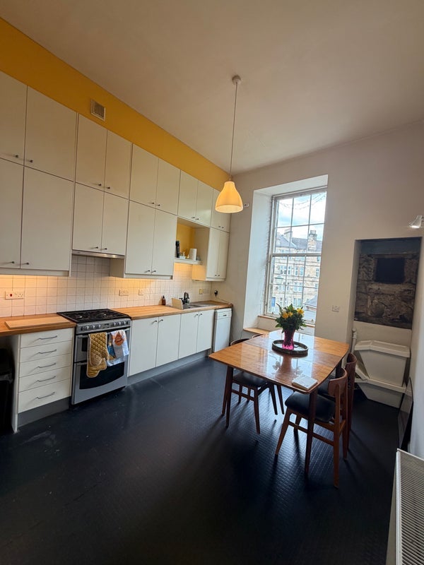 Room Walmer Crescent in Glasgow