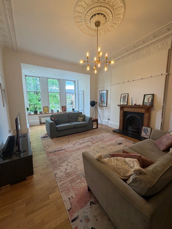 Room Walmer Crescent in Glasgow