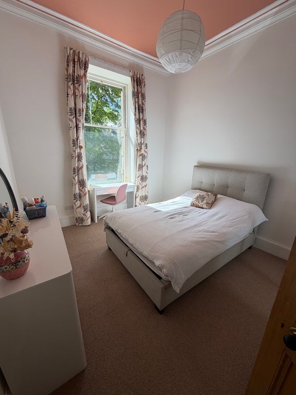 Room Walmer Crescent in Glasgow