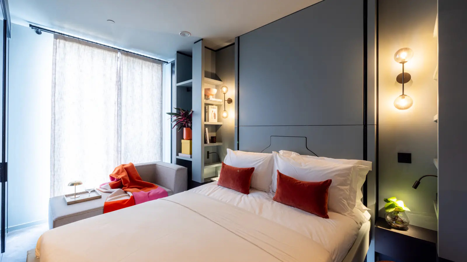 Flat Haydon Way in Greater London